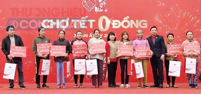 Trao quà tặng hộ nghèo, gia đình hoàn cảnh khó khăn.