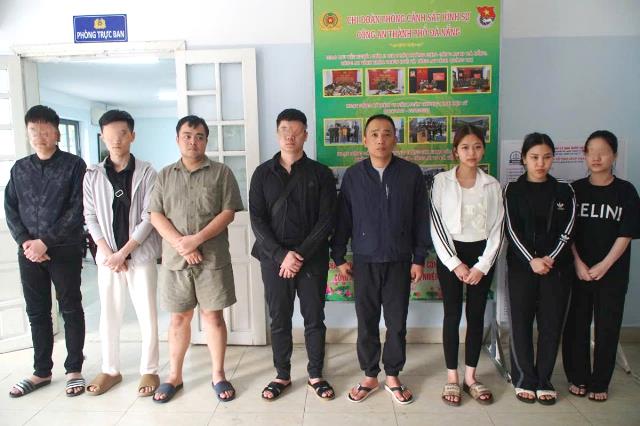 Nhóm đối tượng lừa đảo bị Công an TP. Đà Nẵng bắt giữ (Ảnh: Công an TP.Đà Nẵng)