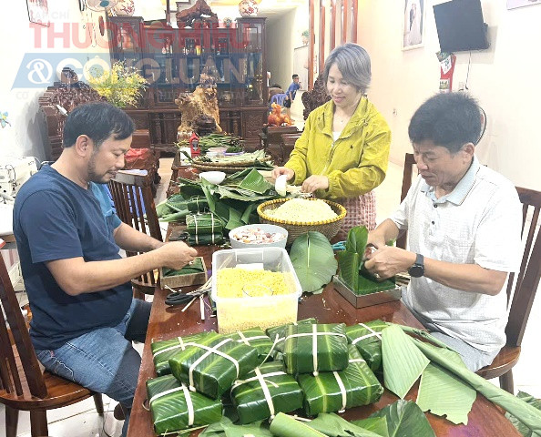 Gia đình anh Thái Doãn Mão và chị Hồ Nguyệt ở đường A 02, khu đô thị sinh thái Golden Hills tổ chức gói bánh chưng