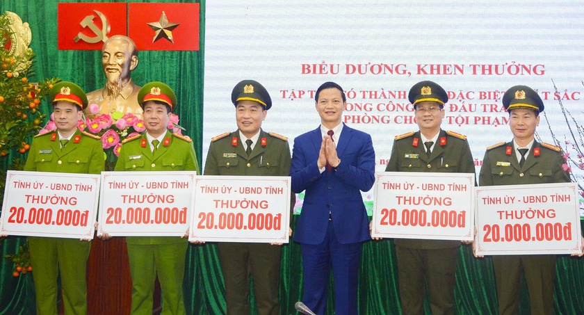 Khen thưởng chuyên án triệt phá đường dây lừa đảo xuyên biên giới sử dụng công nghệ cao