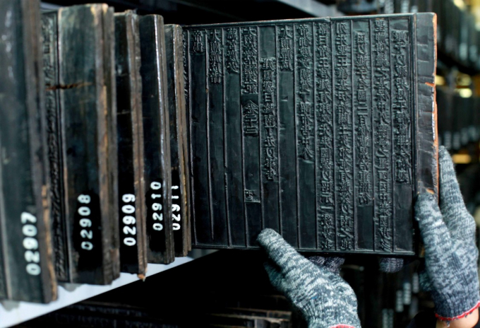 Kho bảo quản di sản tư liệu phải có giá, tủ di sản tư liệu được lắp thành hàng giá hai mặt, được cố định vững chắc. Ảnh internet.