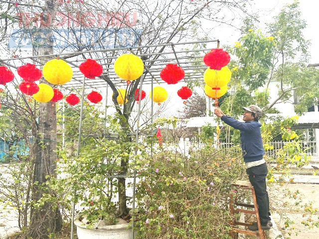 Người dân tổ 35, trang trí đèn để đón xuân về