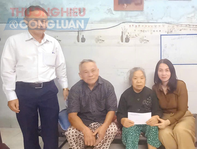 Bà Lữ thị Kim Hoa, Bí thư Đảng ủy Phường Hòa Hiệp Nam thăm hỏi và tặng quà gia đình chính sách