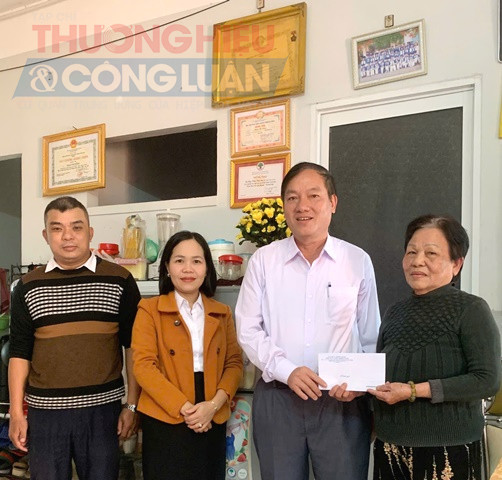 Các Đoàn thể phường đến từng hộ gia đình thăm và tặng quà Tết