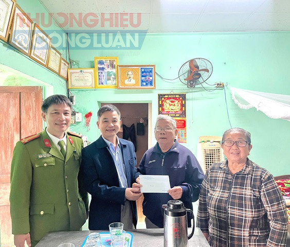 Công an phường Hòa Hiệp Nam và Đoàn thể thăm và tặng quà các gia đình diện chính sách