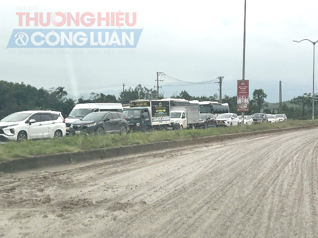 Vì sao ùn tắc qua nút giao thông vào cao tốc Đà Nẵng – Quảng Ngãi ?