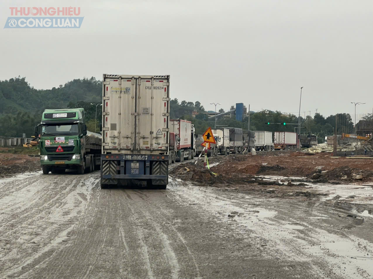 Nếu tiếp tục đi trên tuyến Túy Loan - Hòa Liên (dài hơn 10 km) thì dòng xe Nam - Bắc phải đối mặt ùn tắc với công trường đường cao tốc đang thi công.