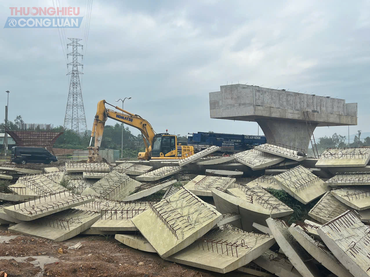 tuyến Túy Loan - Hòa Liên (dài hơn 10 km) thì dòng xe Nam - Bắc phải đối mặt với công trường đường cao tốc đang thi công dang dở.