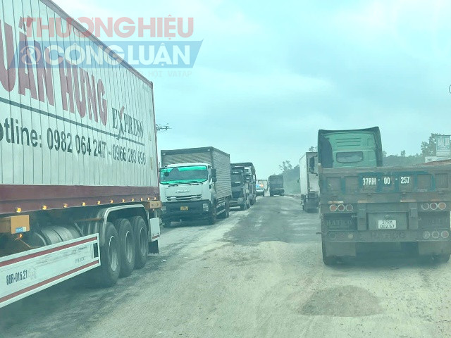 Theo ghi nhận của Thương hiệu & Công luận vào chiều 27/1, lượng xe lưu thông trên cao tốc này đông hơn ở hướng Nam - Bắc