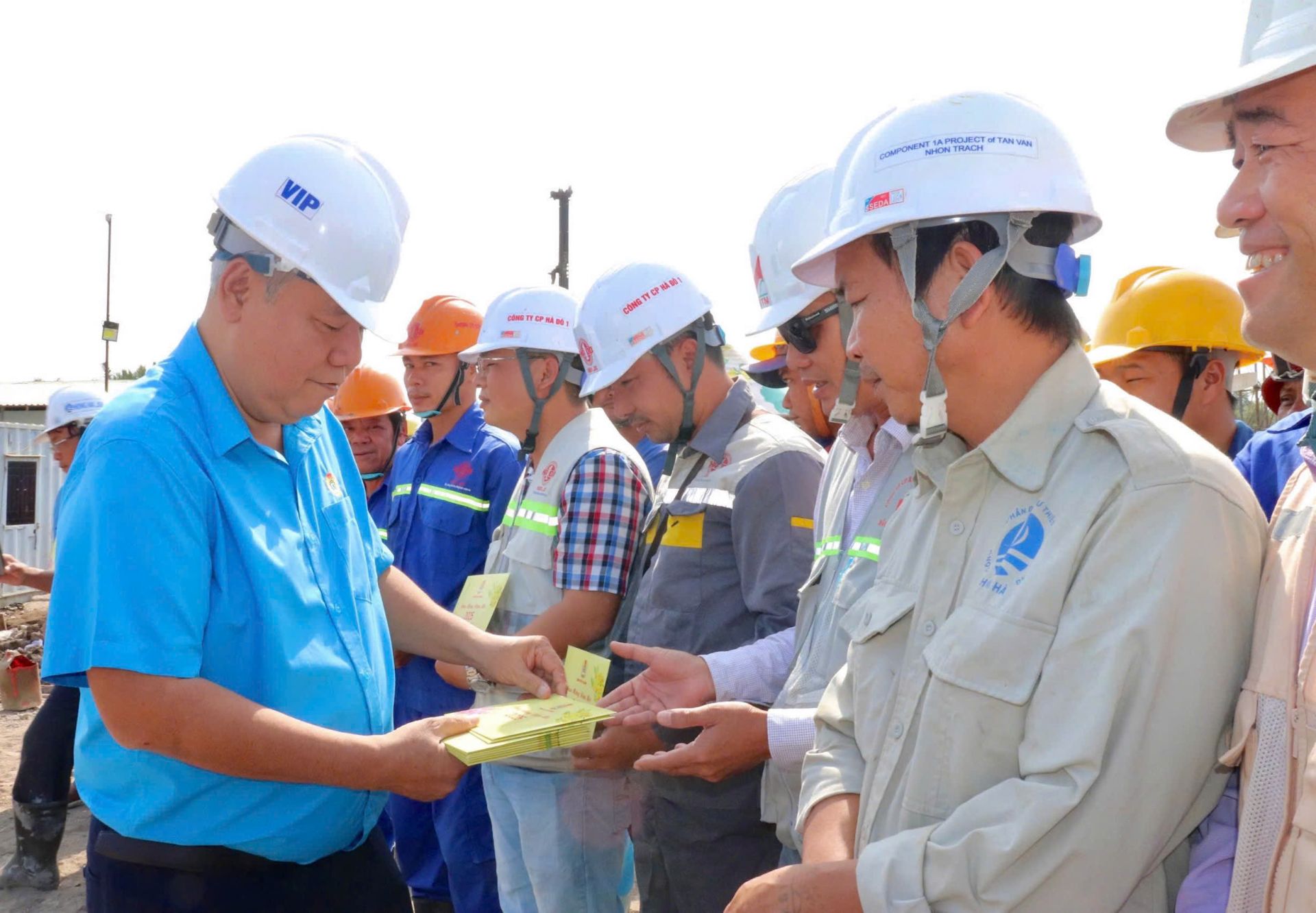 TP. Hồ Chí Minh: Thăm, chúc Tết công nhân làm dự án đường Vành đai 3 xuyên Tết