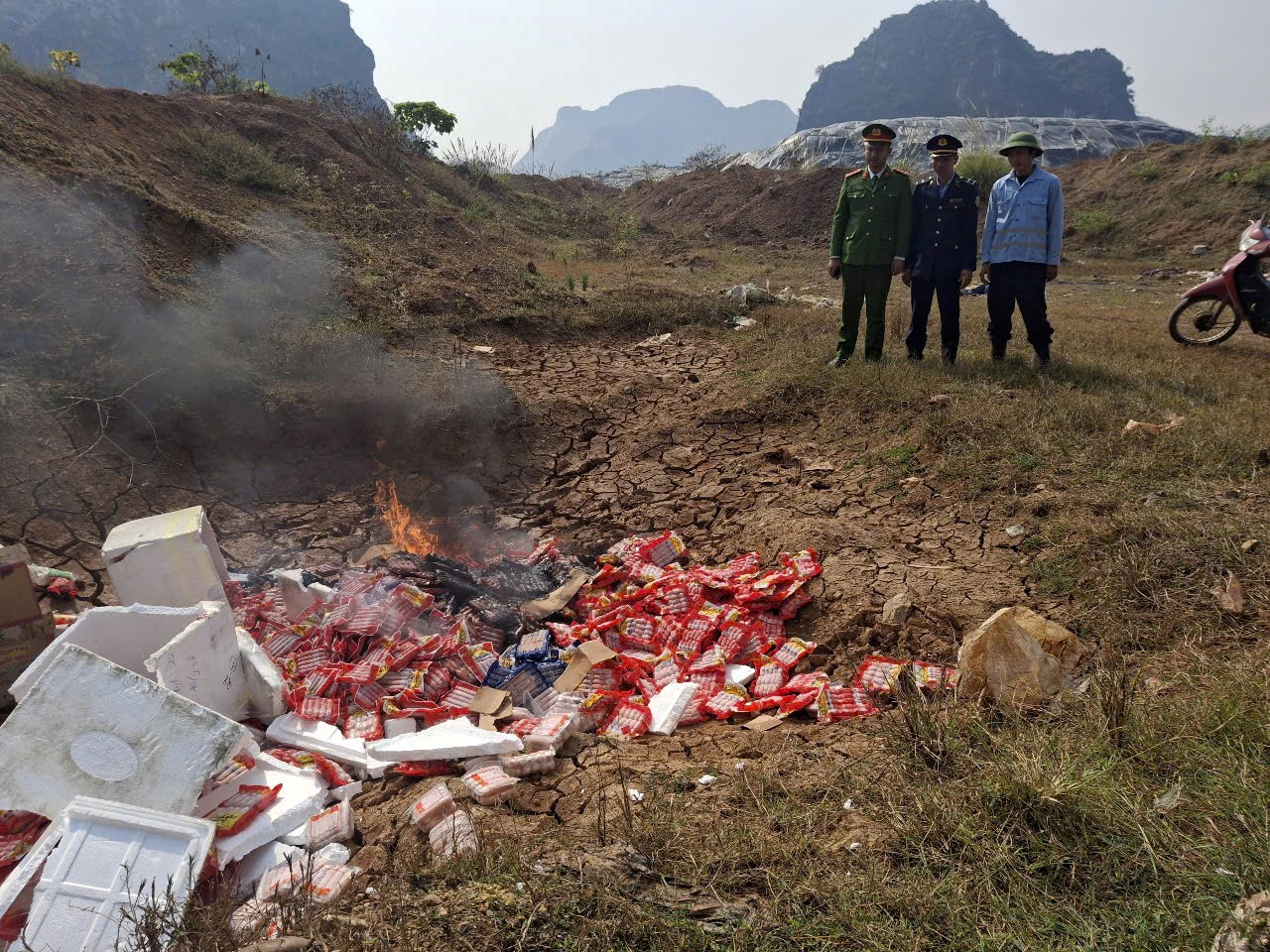 Đội Quản lý thị trường số 10 phối hợp với Công an thành phố Thanh Hóa cùng các cơ quan chức năng tổ chức giám sát tiêu hủy toàn bộ thực phẩm không đảm bảo vệ sinh ATTP