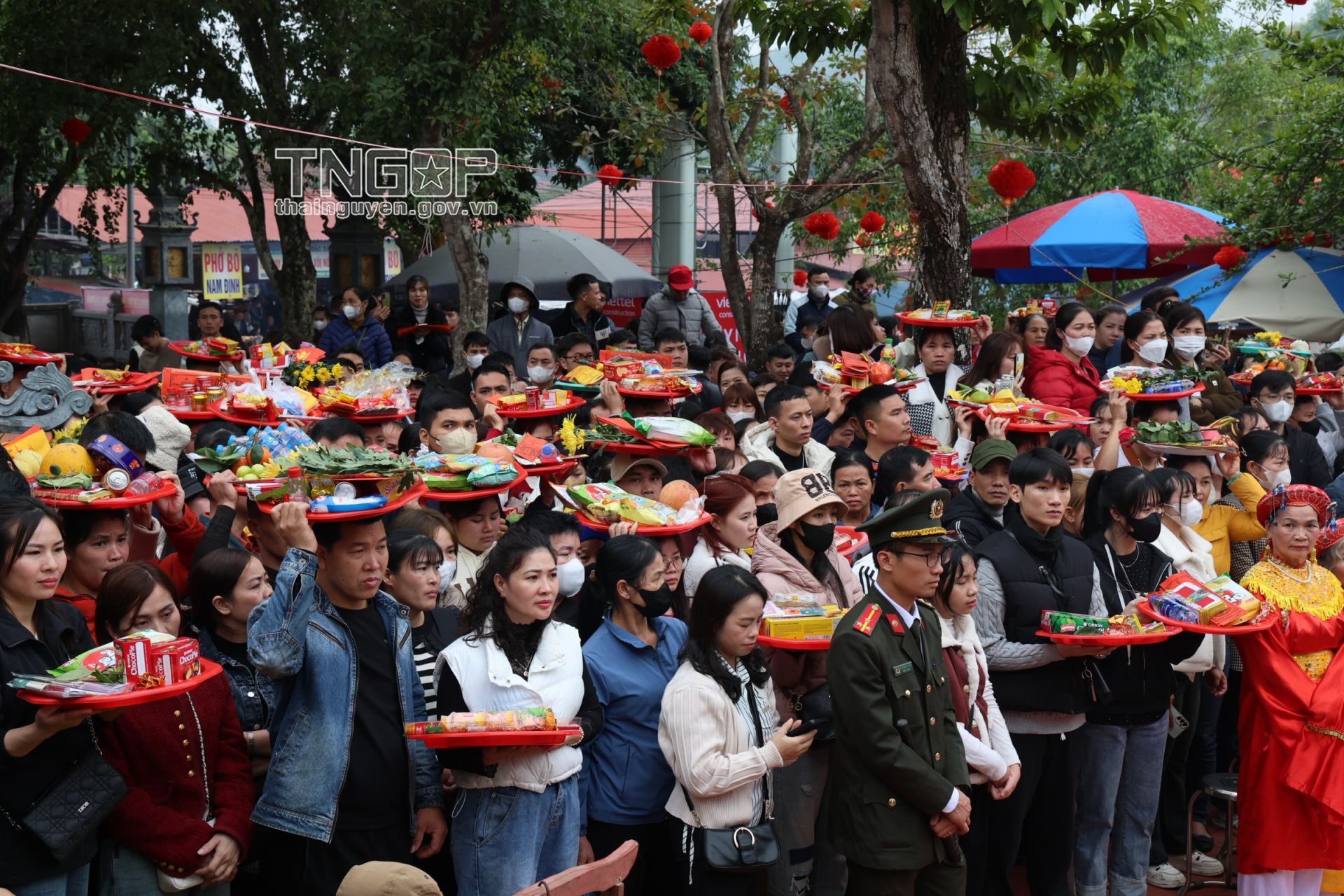 Đông đảo du khách thập phương tham gia Lễ hội để cầu lộc, cầu tài, cầu bình an cho một năm mới thuận lợi, may mắn Đông đảo du khách thập phương tham gia Lễ hội để cầu lộc, cầu tài, cầu bình an cho một năm mới thuận lợi, may mắn