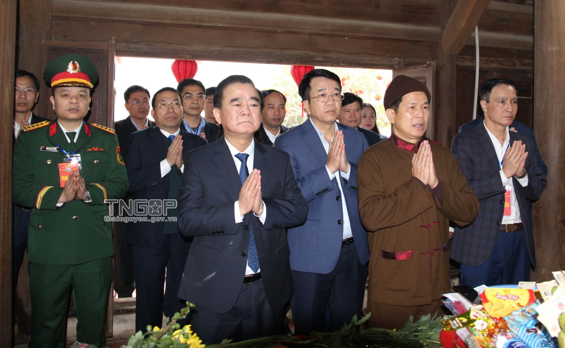 Các đồng chí lãnh đạo tỉnh làm Lễ dâng hương tại đình Cầu Muối Các đồng chí lãnh đạo tỉnh làm Lễ dâng hương tại đình Cầu Muối