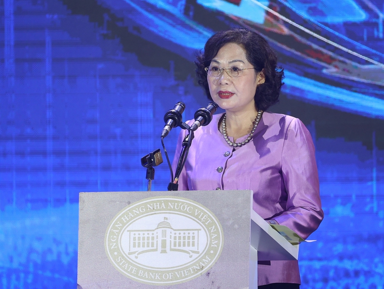 Thống đốc NHNN Nguyễn Thị Hồng phát biểu tại sự kiện chuyển đổi số ngành ngân hàng năm 2024 - Ảnh: VGP/Nhật Bắc Thống đốc NHNN Nguyễn Thị Hồng phát biểu tại sự kiện chuyển đổi số ngành ngân hàng năm 2024 - Ảnh: VGP/Nhật Bắc