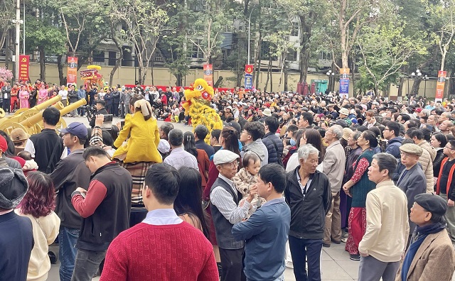 Đông đảo cán bộ, nhân dân Thủ đô và du khách trong, ngoài nước tham dự Lễ hội. Ảnh: Tr. Thành. Đông đảo cán bộ, nhân dân Thủ đô và du khách trong, ngoài nước tham dự Lễ hội. Ảnh: Tr. Thành.