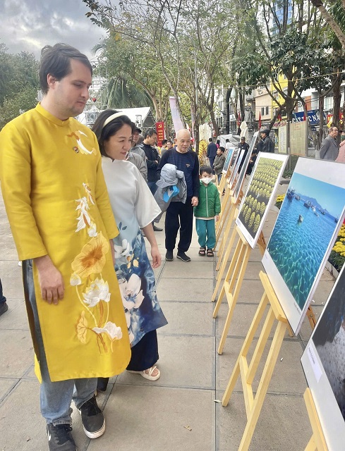 Du khách nước ngoài thưởng lãm ảnh du lịch Bình Định. Ảnh: Tr Thành Du khách nước ngoài thưởng lãm ảnh du lịch Bình Định. Ảnh: Tr Thành