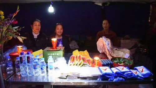 Đến chợ người mua không ai mặc cả, người bán không đếm lại tiền người mua trả. Trong bóng đêm chỉ thấy bóng người đi lại và tiếng thì thào to nhỏ. Người ta hầu như không quan tâm nhiều đến việc Đến chợ người mua không ai mặc cả, người bán không đếm lại tiền người mua trả. Trong bóng đêm chỉ thấy bóng người đi lại và tiếng thì thào to nhỏ. Người ta hầu như không quan tâm nhiều đến việc