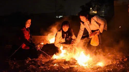 Người dân, du khách tới phiên chợ Âm Dương thường đốt vàng mã cho người đã khuất với mong muốn được yên nghỉ nơi chín suối. Người dân, du khách tới phiên chợ Âm Dương thường đốt vàng mã cho người đã khuất với mong muốn được yên nghỉ nơi chín suối.