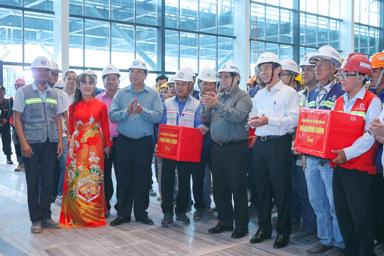 Thủ tướng trò chuyện, động viên, tặng quà Tết cán bộ, công nhân trên công trường dự án Nhà ga T3 Cảng hàng không Tân Sơn Nhất - Ảnh: VGP/Nhật Bắc