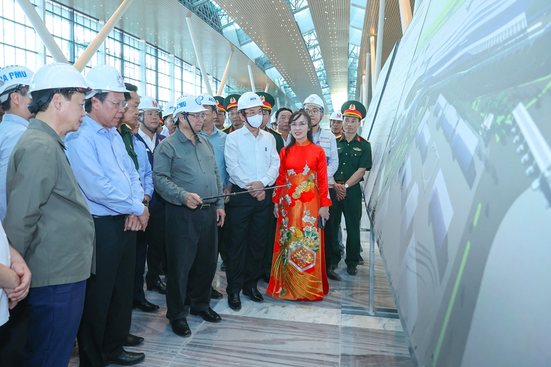 Thủ tướng lưu ý các cơ quan tính toán kỹ lưỡng việc khai thác các Nhà ga T1, T2, T3 của sân bay Tân Sơn Nhất hợp lý, hiệu quả nhất, bảo đảm công khai, minh bạch, công bằng, cạnh tranh lành mạnh giữa các hãng hàng không - Ảnh: VGP/Nhật Bắc