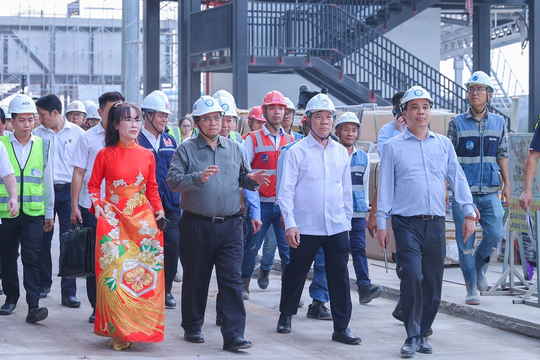 Thủ tướng ghi nhận, biểu dương tất cả các chủ thể liên quan đã có nhiều nỗ lực, cố gắng trong triển khai dự án với tinh thần "chỉ bàn làm, không bàn lùi", riêng trong dịp Tết này có khoảng 600 cán bộ, công nhân ở lại công trường - Ảnh: VGP/Nhật Bắc