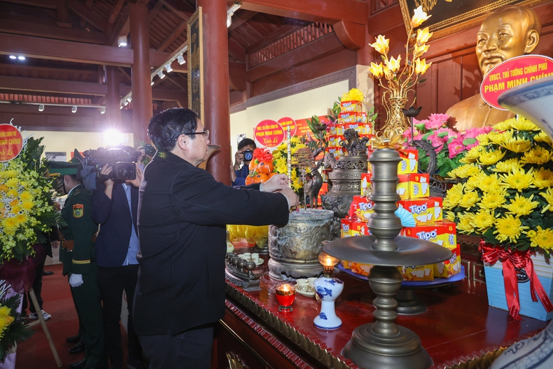 Thủ tướng dâng hương tưởng nhớ Chủ tịch Hồ Chí Minh tại Nhà tưởng niệm Chủ tịch Hồ Chí Minh thuộc Khu di tích Quốc gia đặc biệt địa điểm chiến thắng Biên giới năm 1950, xã Đức Long, huyện Thạch An - Ảnh: VGP/Nhật Bắc