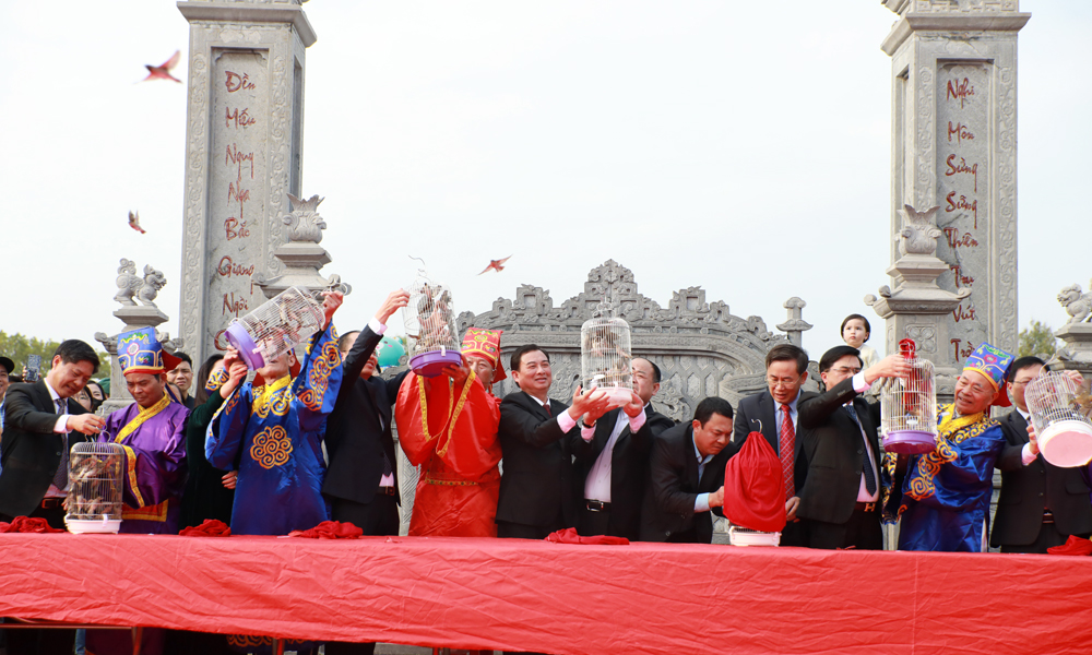 C&aacute;c đại biểu thực hiện nghi thức ph&oacute;ng điểu.