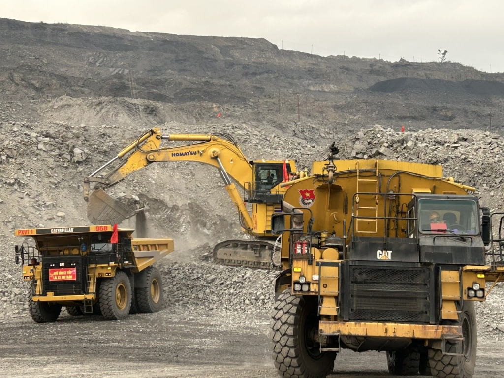 Nhiều đơn vị sản xuất than lộ thiên của TKV đồng loạt tổ chức ra quân sản xuất đầu năm