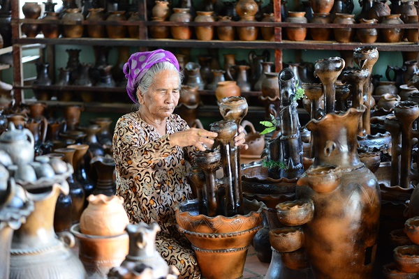 Nghệ nhân Đàng Thị Xem tại làng gốm Bàu Trúc, tỉnh Ninh Thuận