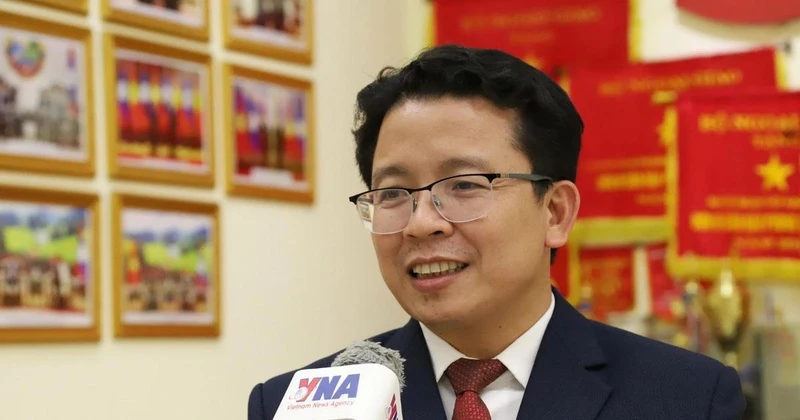 Tiến sỹ Daosavan Kheuamixay, Phó Giám đốc Học viện Chính trị-hành chính quốc gia Lào.