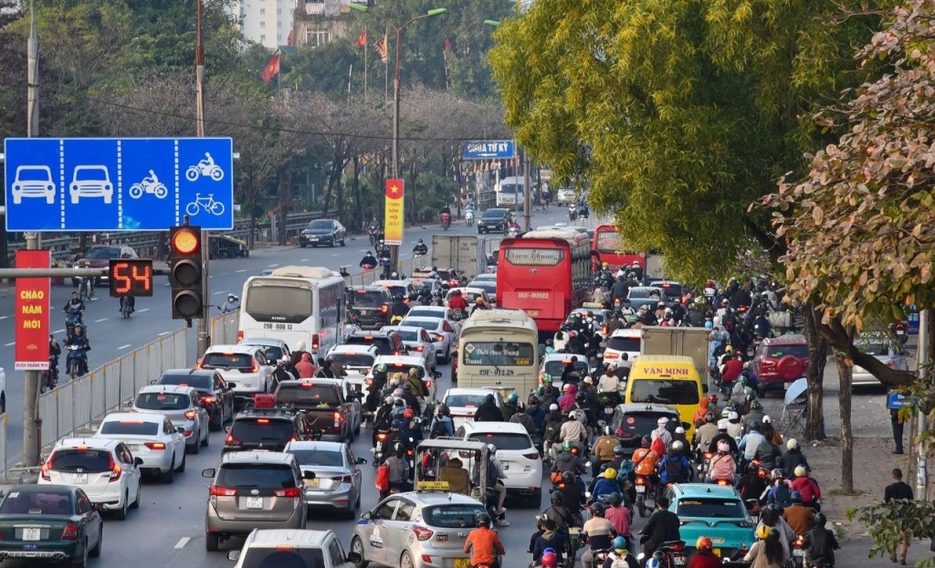 Người dân tấp nập trở lại Thủ đô Hà Nội sau kỳ nghỉ Tết Nguyên đán Ất Tỵ 2025. Ảnh: KT