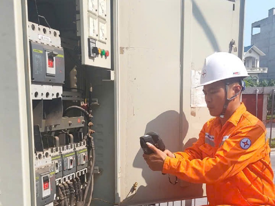 1 Anh Đặng Thanh Lương - Đội trưởng Đội quản lý vận hành số 2 - Điện lực TP. Móng Cái kiểm tra thông số kỹ thuật đảm bảo cung cấp điện Tết Nguyên đán Ất Tỵ