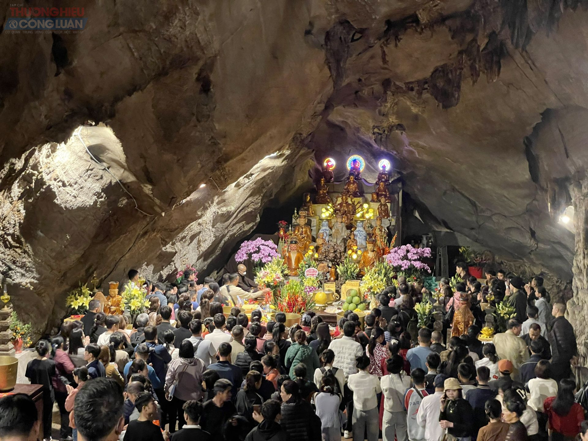 Hàng nghìn du khách du xuân, cầu may ở Động Hương Tích