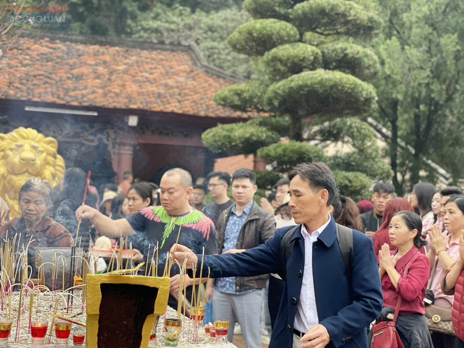 Người dân lễ chùa cầu bình an, may mắn cho cả năm