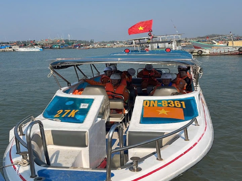 2 Công nhân Điện lực Hải Hà lên đường ra đảo Trần kiểm tra hệ thống lưới điện, đảm bảo cung cấp điện an toàn, ổn định