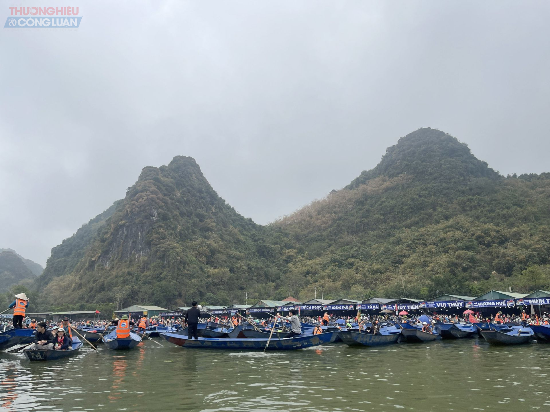 Hợp tác xã Dịch vụ Du lịch Hương Sơn đã sửa sang, sơn màu xanh cho hơn 3.700 thuyền đò chở khách.