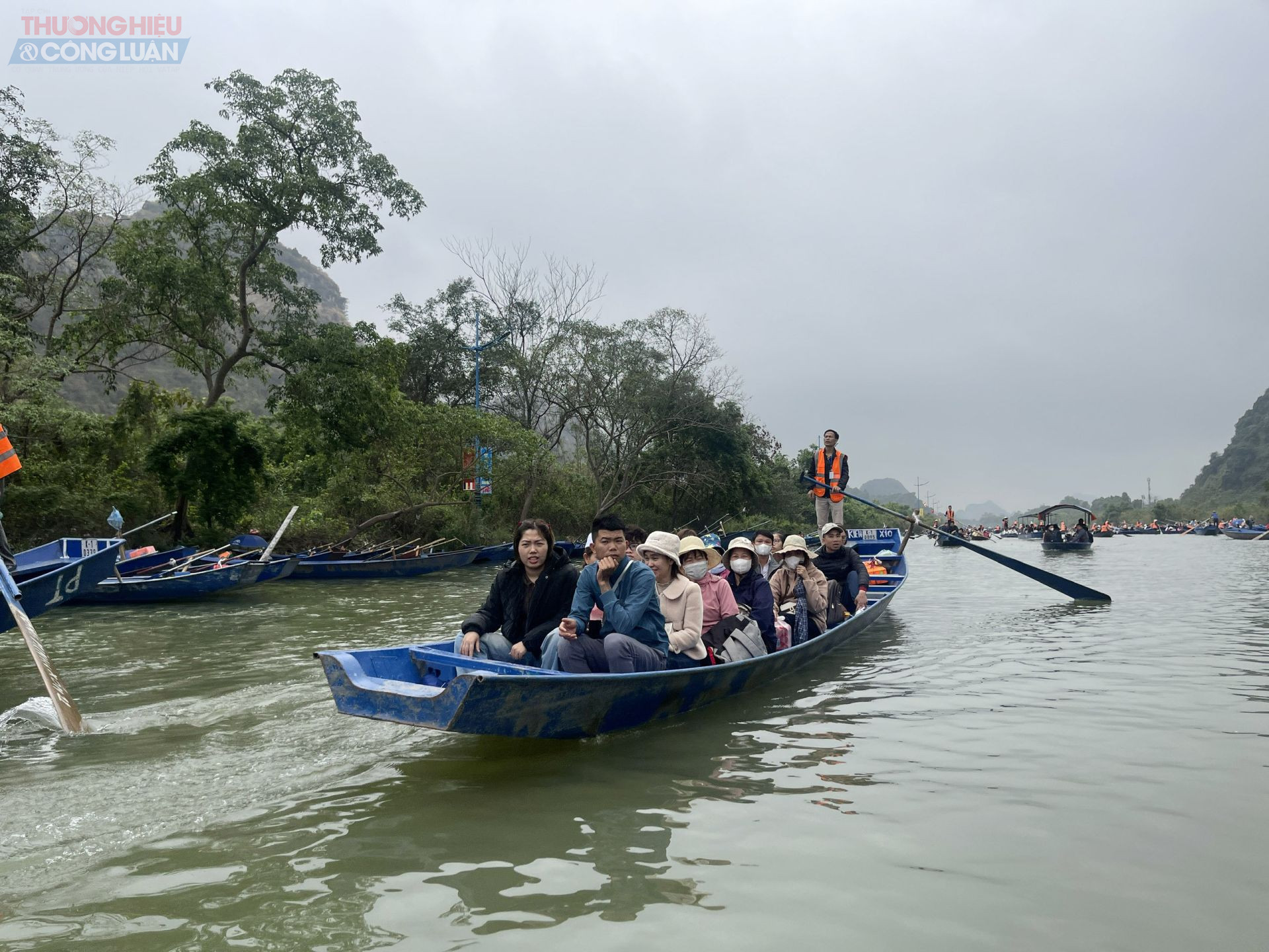 Về giá dịch vụ, giá vé tham quan thắng cảnh không thay đổi so với năm 2024, vẫn là 120.000 đồng, trong khi giá vé đò thuyền tăng từ 85.000 lên 100.000 đồng, đi kèm với việc nâng cao chất lượng dịch vụ, đảm bảo an toàn giao thông đường thủy.