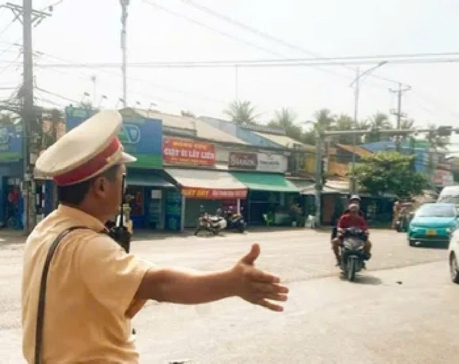 Lực lượng chức năng điều tiết phân luồng giao thông