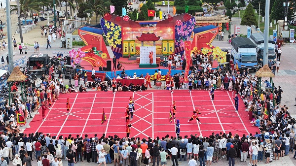 Thi đấu cờ người Tết Ất Tỵ tại Quảng trường 2-4 Nha Trang