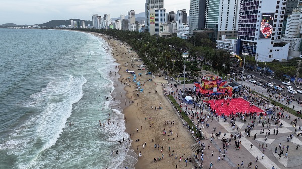 Bãi biển Nha Trang trong ngày Tết Ất Tỵ 2025