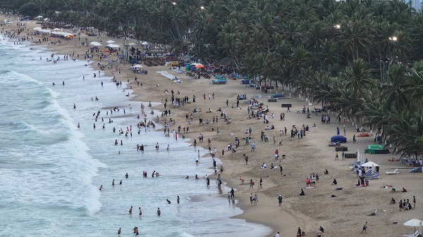 Bãi biển Nha Trang trong những ngày Tết Ất Ty 2025