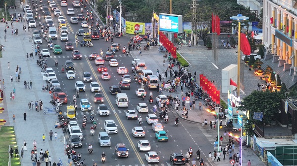 Mật độ xe trên đường phố Nha Trang khá lớn, nhưng do lực lượng chức năng có phương án điều tiết tốt nên không bị ùn tắc trong những ngày Tết Ất Tỵ.