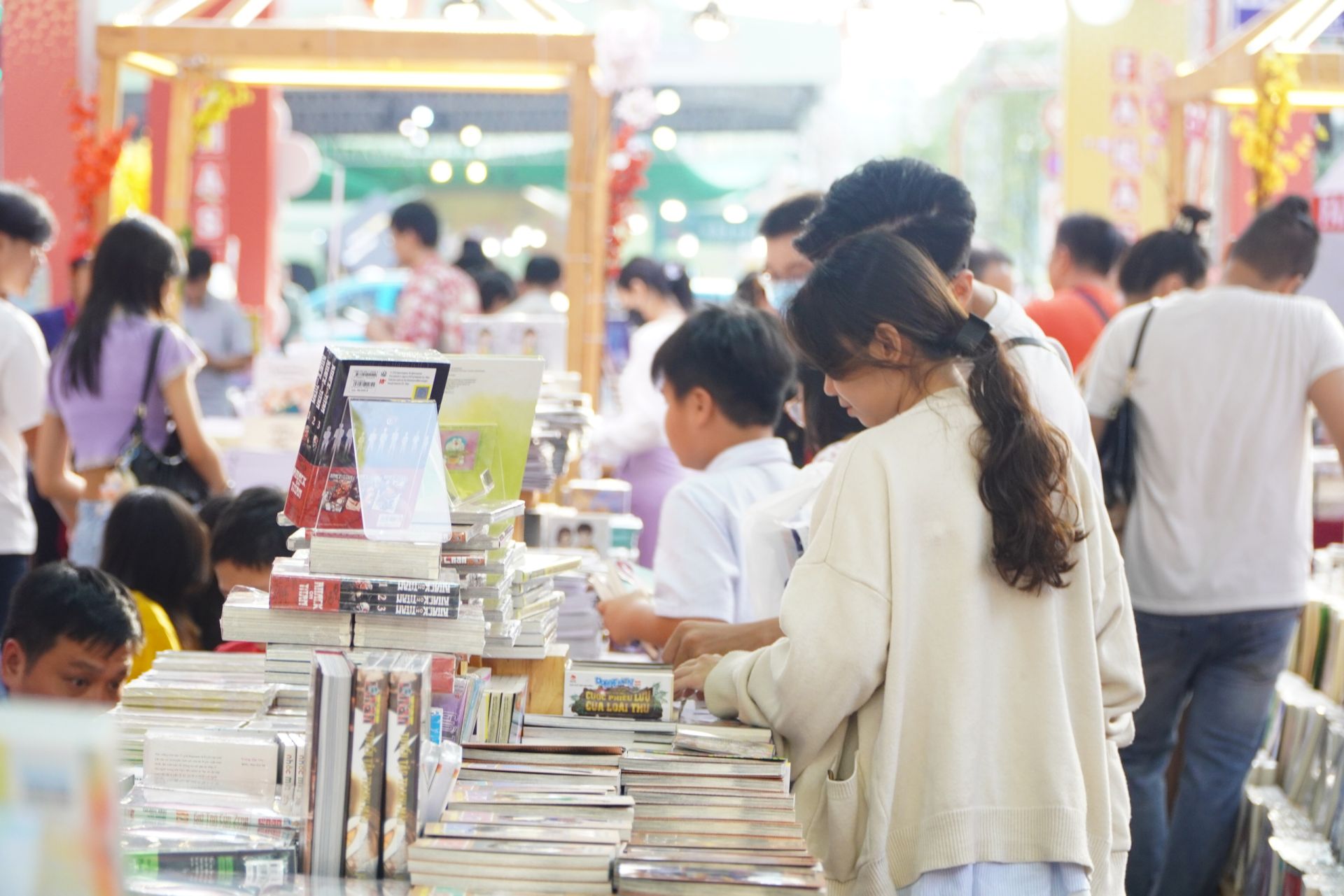 Năm 2025 đánh dấu cột mốc 15 năm của Lễ hội Đường sách Tết TP. Hồ Chí Minh, lễ hội đã không ngừng phát triển, mở rộng về quy mô, đa dạng về nội dung và thu hút sự quan tâm ngày càng lớn của người dân Năm 2025 đánh dấu cột mốc 15 năm của Lễ hội Đường sách Tết TP. Hồ Chí Minh, lễ hội đã không ngừng phát triển, mở rộng về quy mô, đa dạng về nội dung và thu hút sự quan tâm ngày càng lớn của người dân