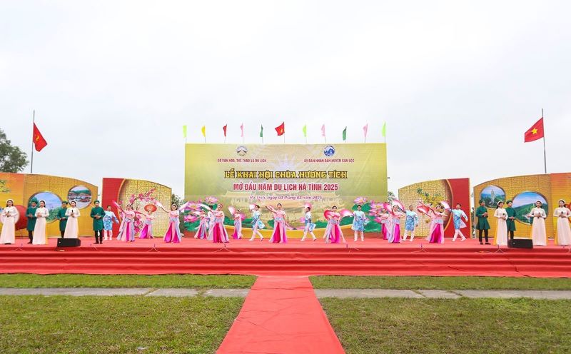 Chương trình nghệ thuật tại lễ hội.