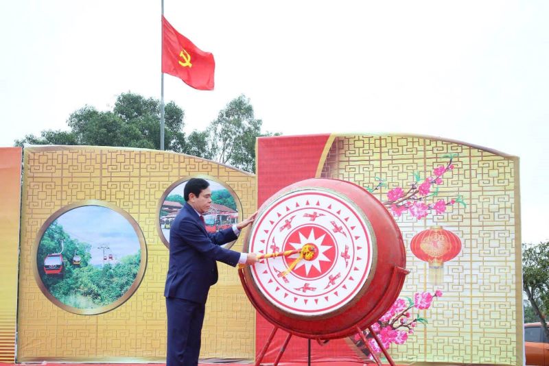 Chủ tịch UBND tỉnh Hà Tĩnh Võ Trọng Hải đánh trống khai mạc lễ hội chùa Hương Tích.