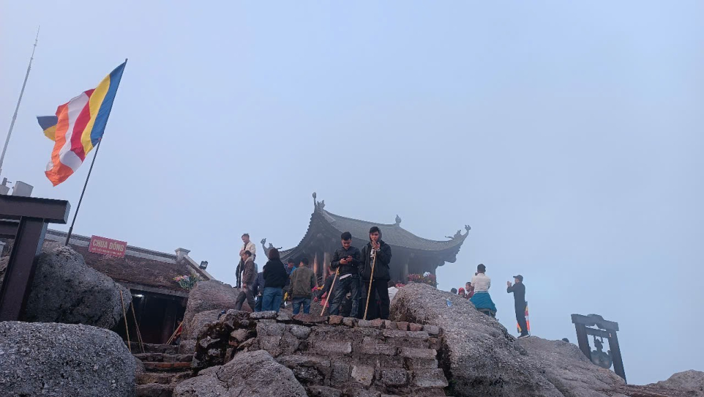 Thời tiết tại Yên Tử se lạnh, phù hợp với khách bộ hành leo núi Yên Tử.