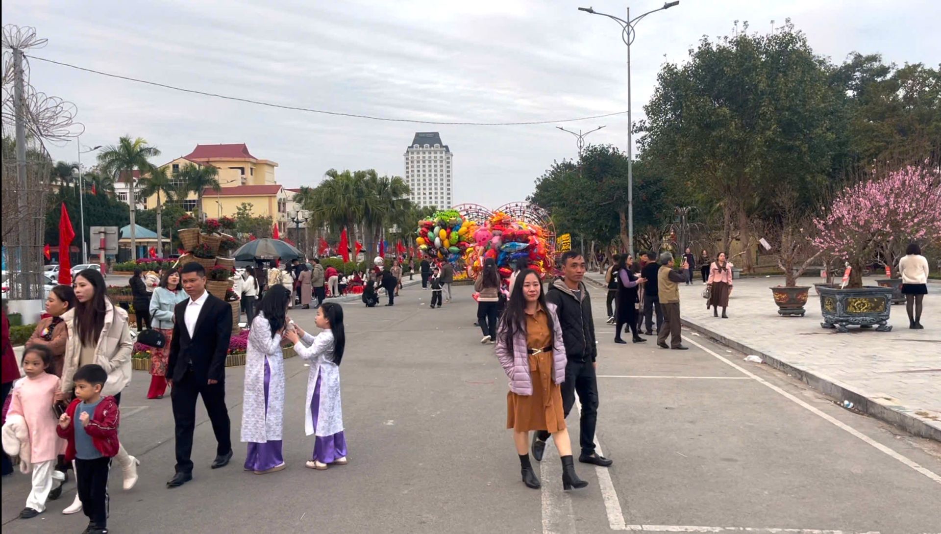 Nhân dân và du khách tham quan Đường hoa Xuân Xứ Lạng 2025 tại thành phố Lạng Sơn Nhân dân và du khách tham quan Đường hoa Xuân Xứ Lạng 2025 tại thành phố Lạng Sơn