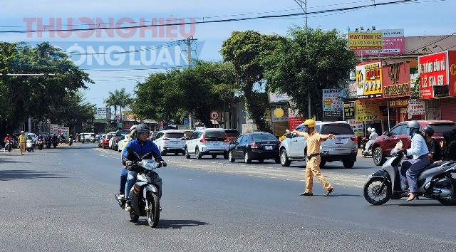 Lực lượng CSGT Đắk Lắk điều tiết giao thông, giúp người dân đi lại an toàn trong dịp Tết