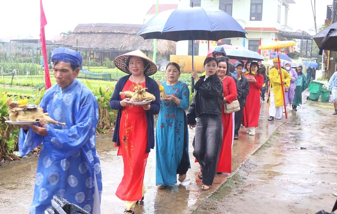 Cộng đồng người dân làng rau Trà Quế dâng lễ vật từ sớm tinh mơ.