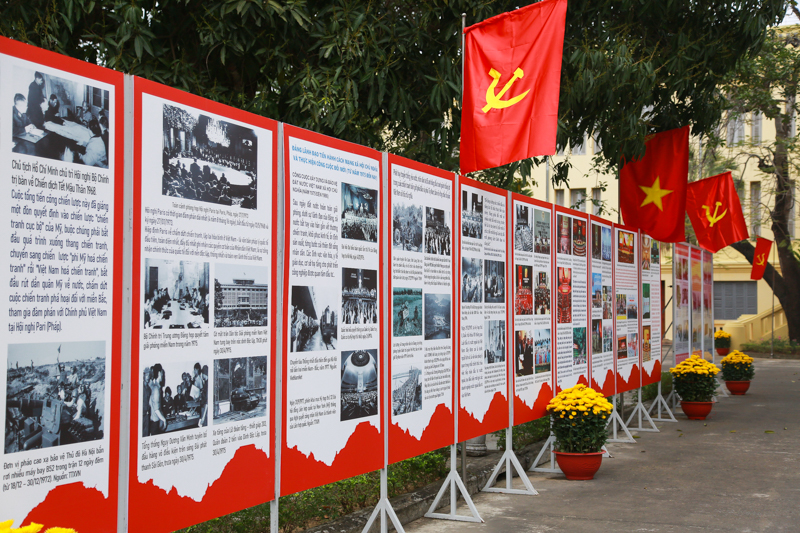 Gần 300 tài liệu, hình ảnh tiêu biểu trưng bày được lấy từ nguồn tư liệu của Trung tâm tư liệu Quốc gia, Bảo tàng lịch sử Việt Nam, Bảo tàng lịch sử Quân sự Việt Nam.